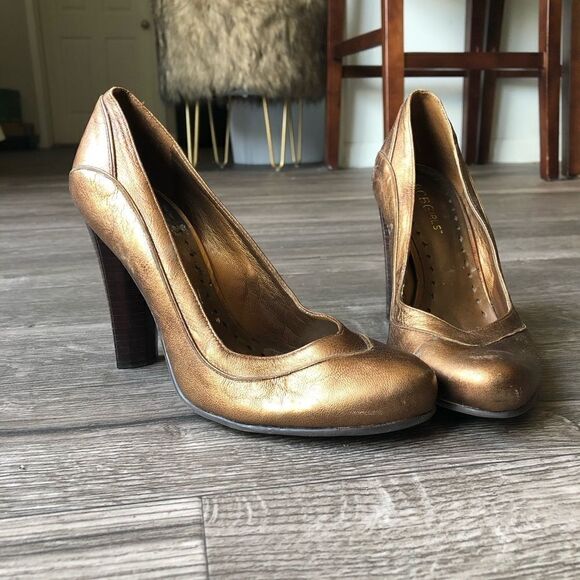 2/$20 BCBGirls Bronze Round Toe Pump, 5.5 - Picture 8 of 8